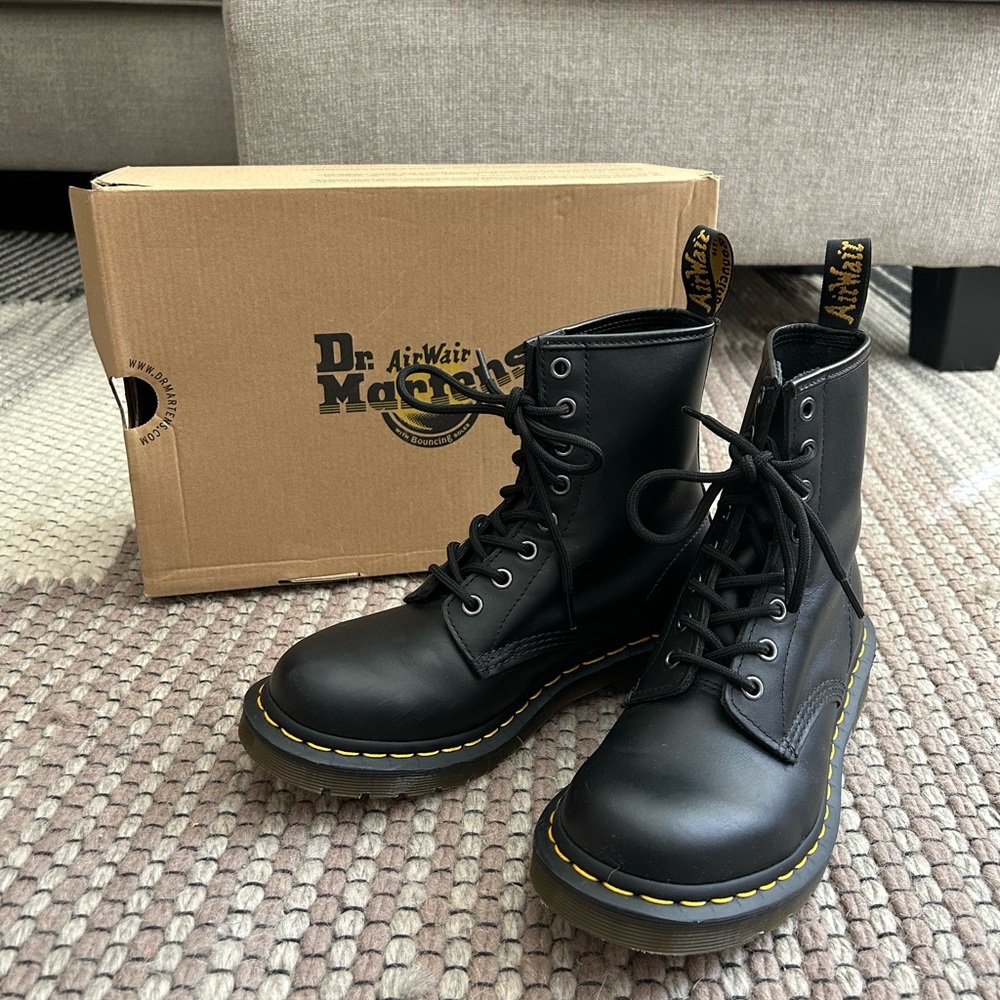 Dr. Martens 1460 Black Boots Women’s 7 EUC / Like New - Picture 2 of 7